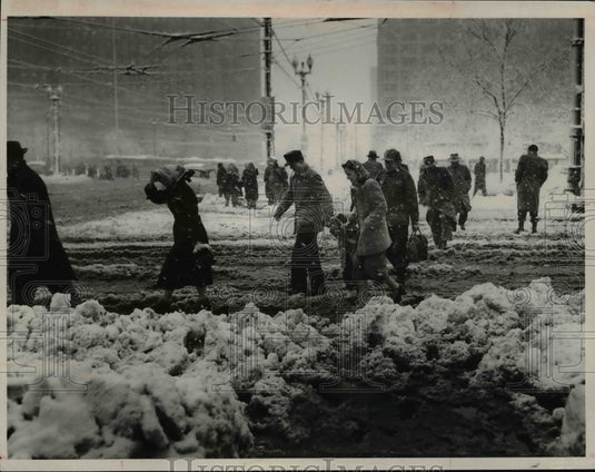 1954 Press Photo Crowds detouring around wet slush & piles of snow at Public Sq- Historic Images