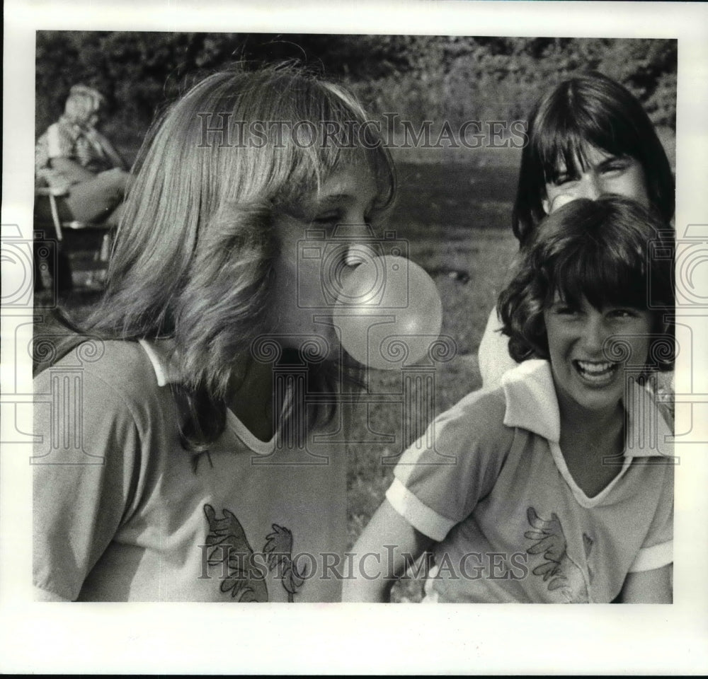 1981 Press Photo Karen Layhew with Shannon Shuttleworth and Michelle Wagner- Historic Images