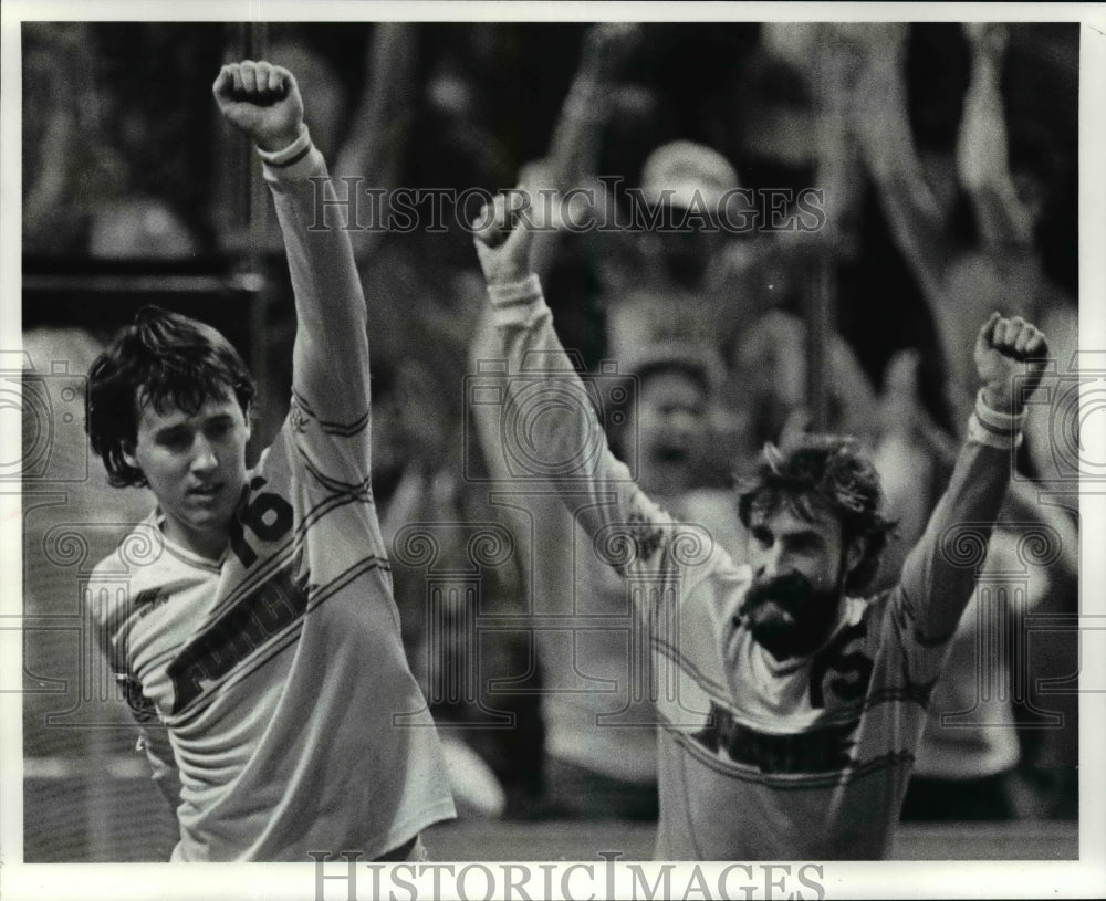 1984 Press Photo Craig Allen raises his hand after scoring against San Diego- Historic Images