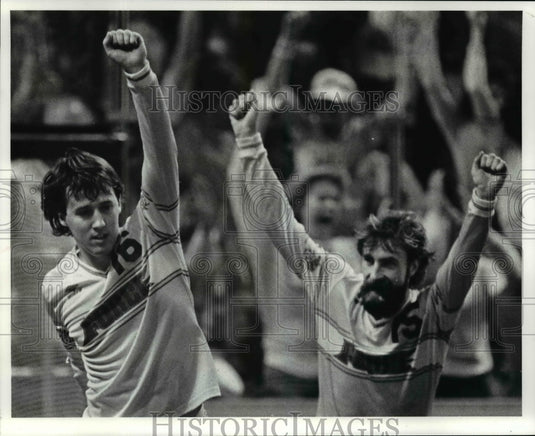 1984 Press Photo Craig Allen raises his hand after scoring against San Diego- Historic Images