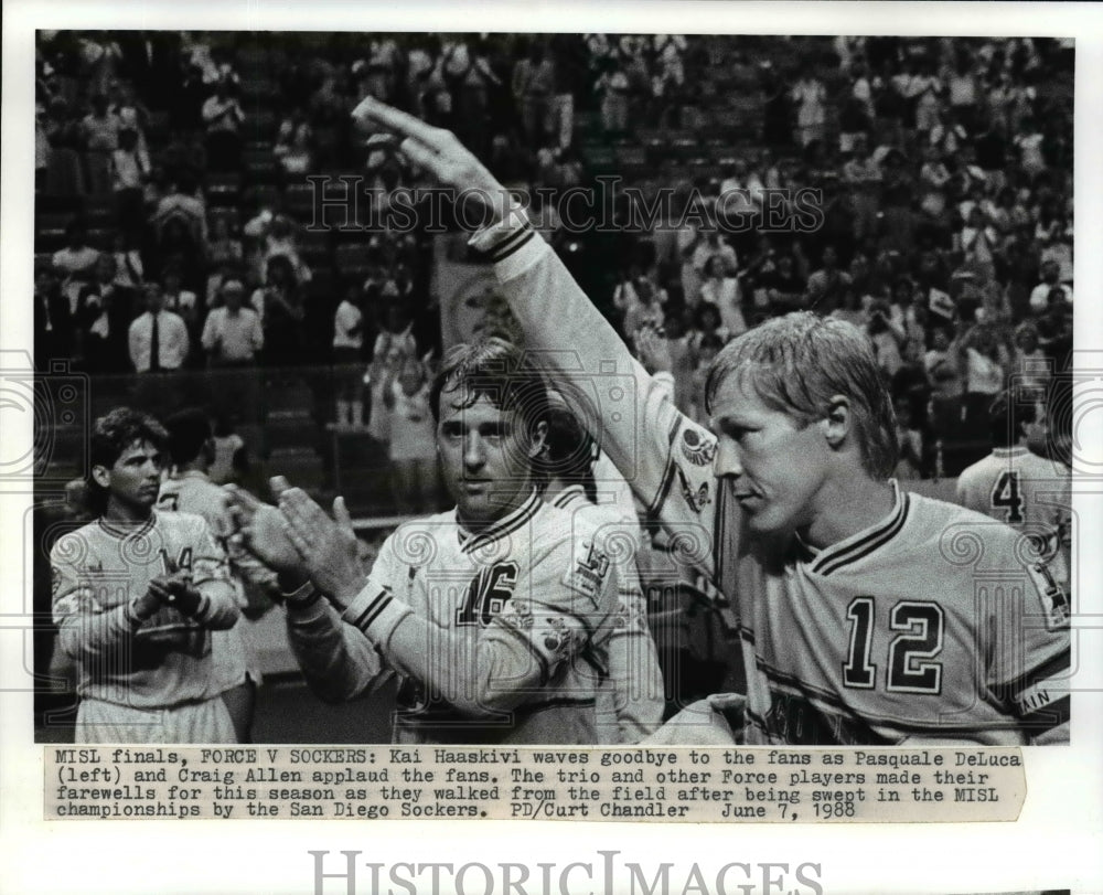 1988 Press Photo MISL Finals Force V Sockers: Kai Haaskivi waves goodbye to fans- Historic Images