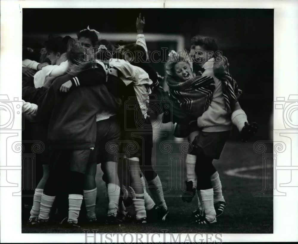 Press Photo Kate Berry and Nicole Notarianni celebrate their victory- Historic Images