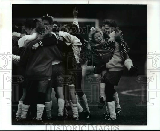 Press Photo Kate Berry and Nicole Notarianni celebrate their victory- Historic Images