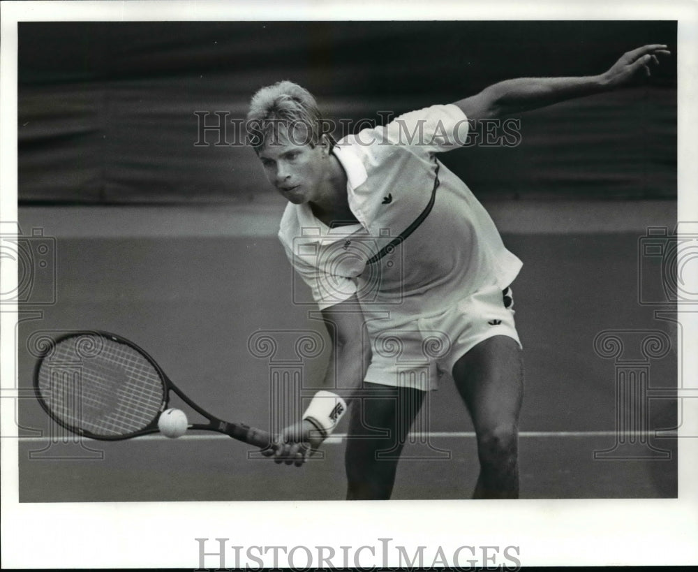 1986 Press Photo Scott Petridge returns the ball in finals against Dave Pollack- Historic Images