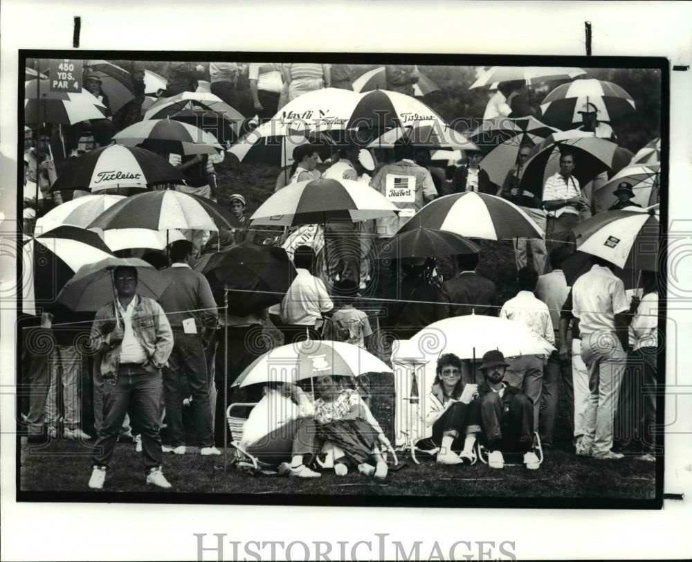 1987 Press Photo Crowds at the 18th hole green - cvb61977- Historic Images
