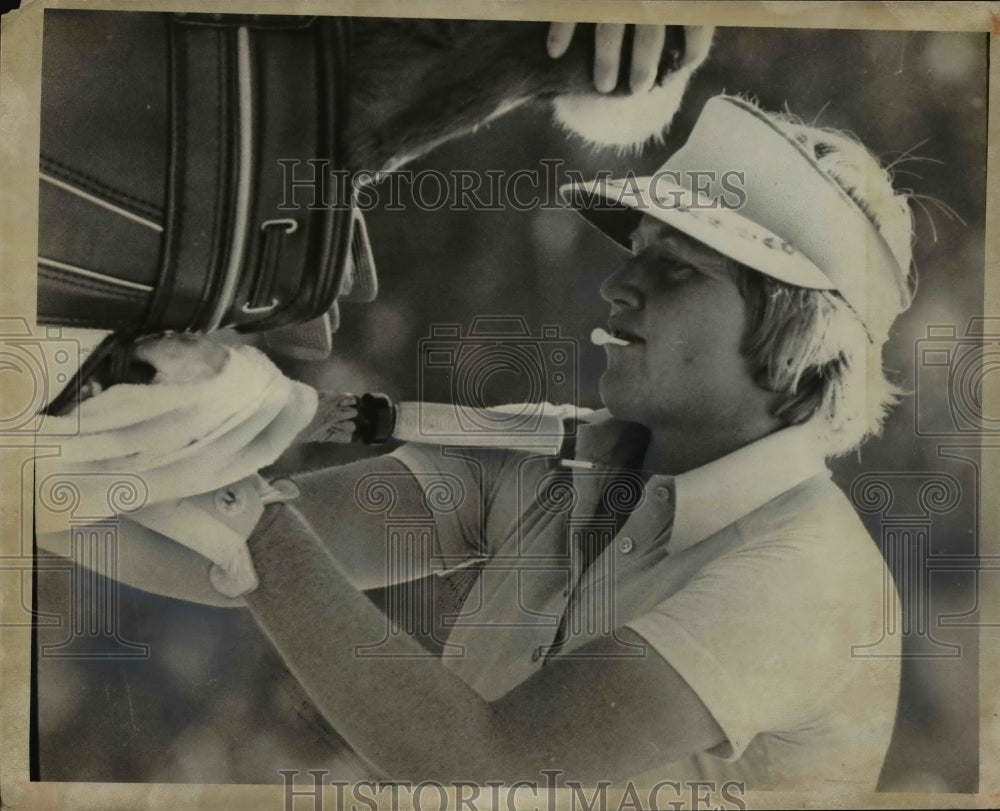 1976 Press Photo JoAnne Carner checks her equipment at Invitational go ...