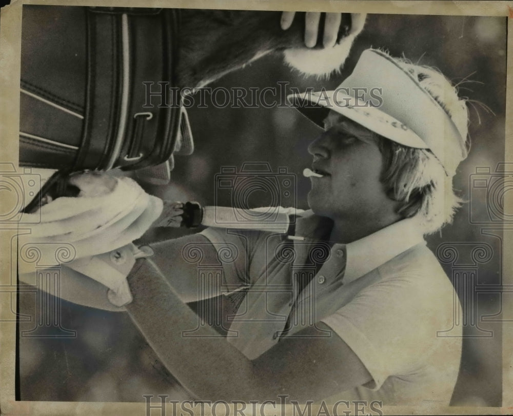 1976 Press Photo JoAnne Carner checks her equipment at Invitational golf tourney- Historic Images
