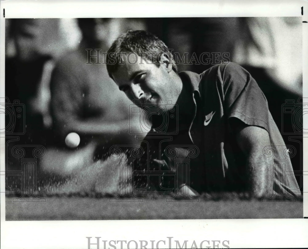 1987 Press Photo Curtis Strange hits from the 9th green trap - cvb62133- Historic Images
