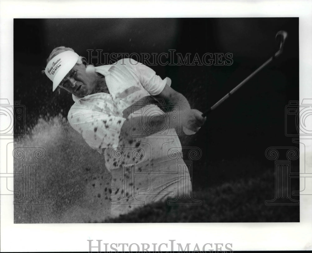 1989 Press Photo Larry Mowry hits from the sand on the 17 hole - cvb62185- Historic Images