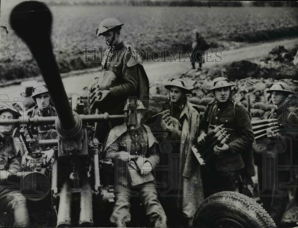 1939 Press Photo Ready for Action- France- A British anti aircraft gun crew- Historic Images