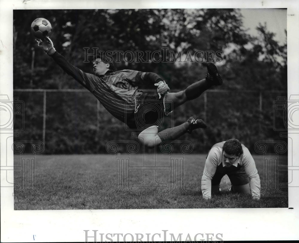 1989 Press Photo Scott Fusco goalie during practice on blocking drills- Historic Images