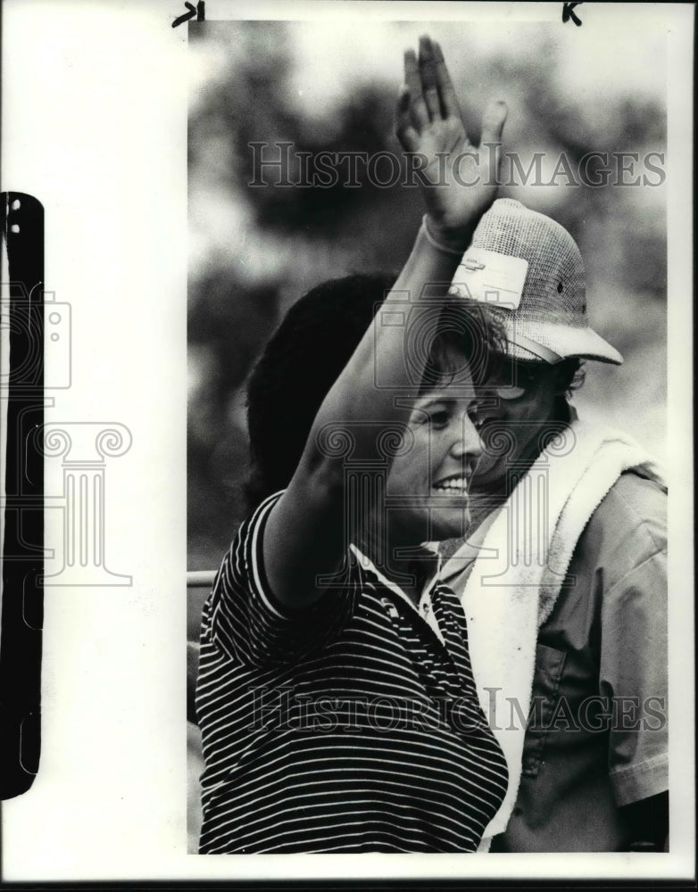 1984 Press Photo Nancy Lopez waves to the crowd on the 18th green after winning- Historic Images