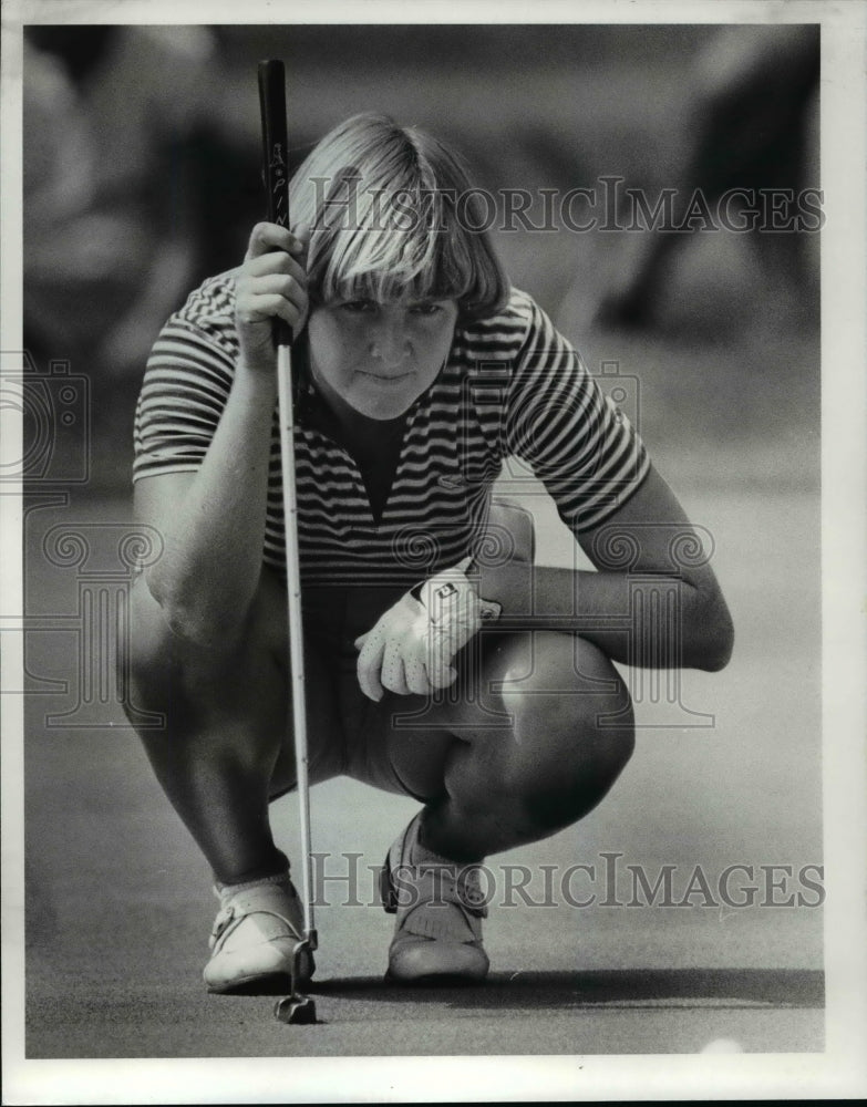 1984 Press Photo Co-leader Alice Miller lines up putt on 16th hole - cvb62707- Historic Images