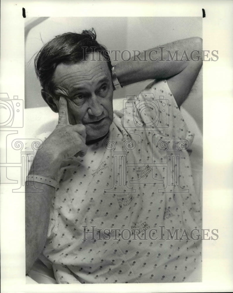 1984 Press Photo Golfer Gardiner Dickinson at University Hospital - cvb62744- Historic Images