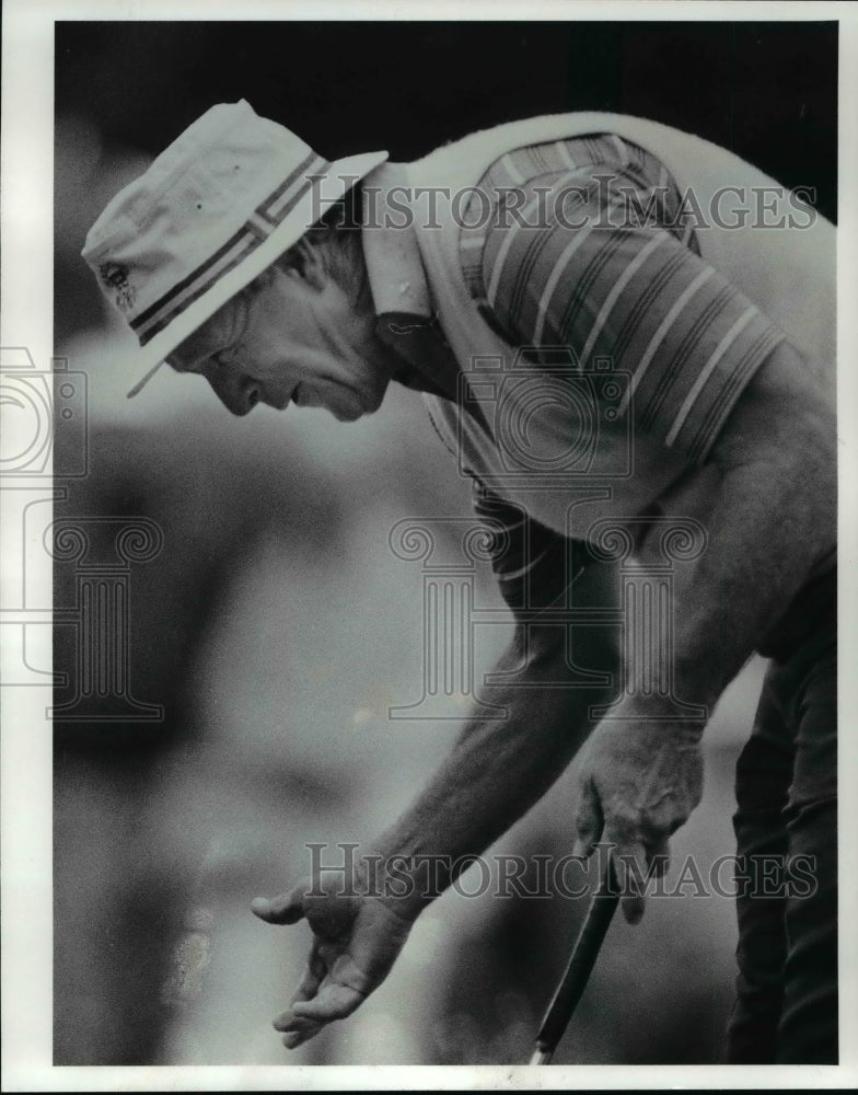 1985 Press Photo Arnold Palmer reacts after missing a shot putt on the 5th hole.- Historic Images