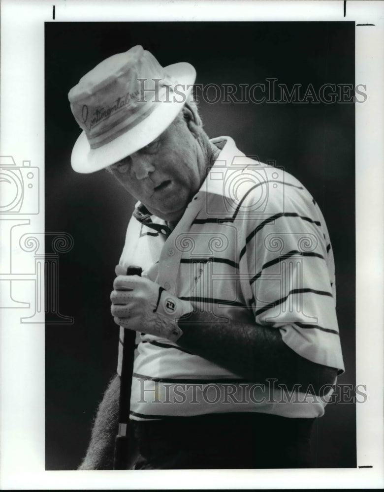 1989 Press Photo Gay Brewer misses birdie putt on 17th hole - cvb62839- Historic Images