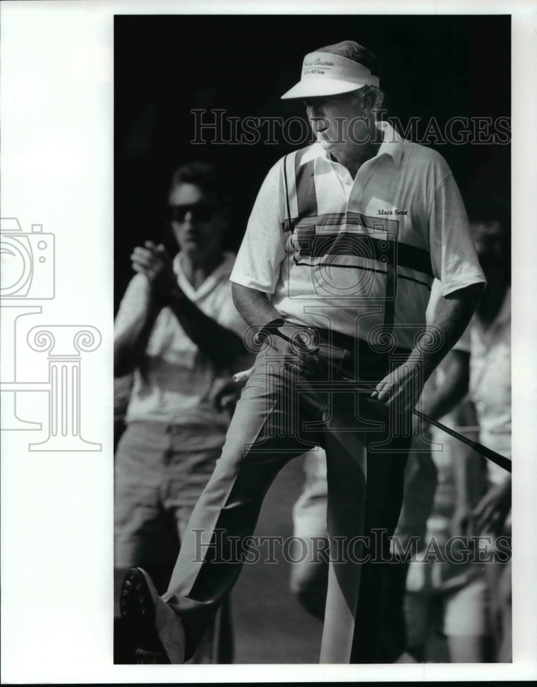 1989 Press Photo Larry Mowry kicks up his foot as he just misses the 17th putt.- Historic Images