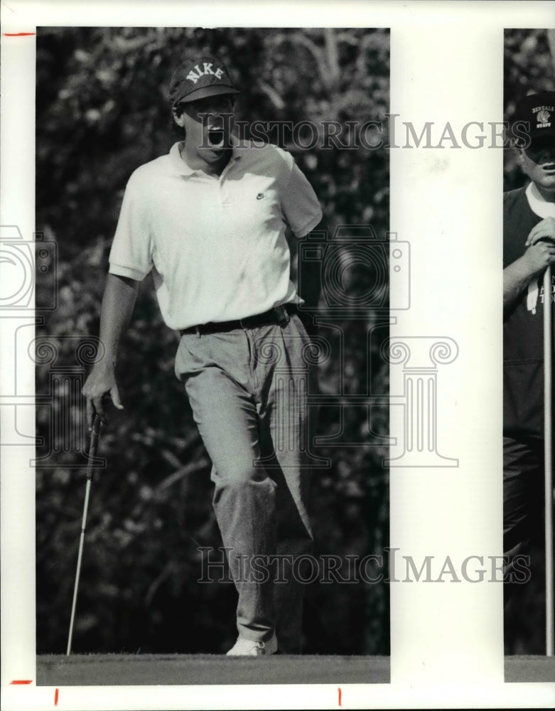 1990 Press Photo Randolph takes a big yawn waiting to putt on the 16th hole- Historic Images