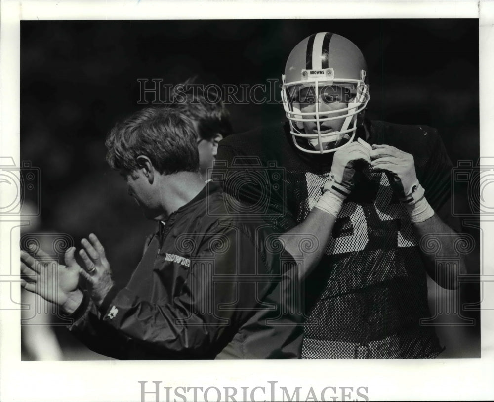 1987 Press Photo Dave Adolph gives instruction to Mike Junkin during practice.- Historic Images