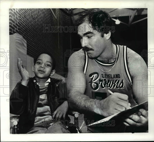 1984 Press Photo Timothy Dinkins Receives Autograph from Doug Dieken - cvb63231- Historic Images