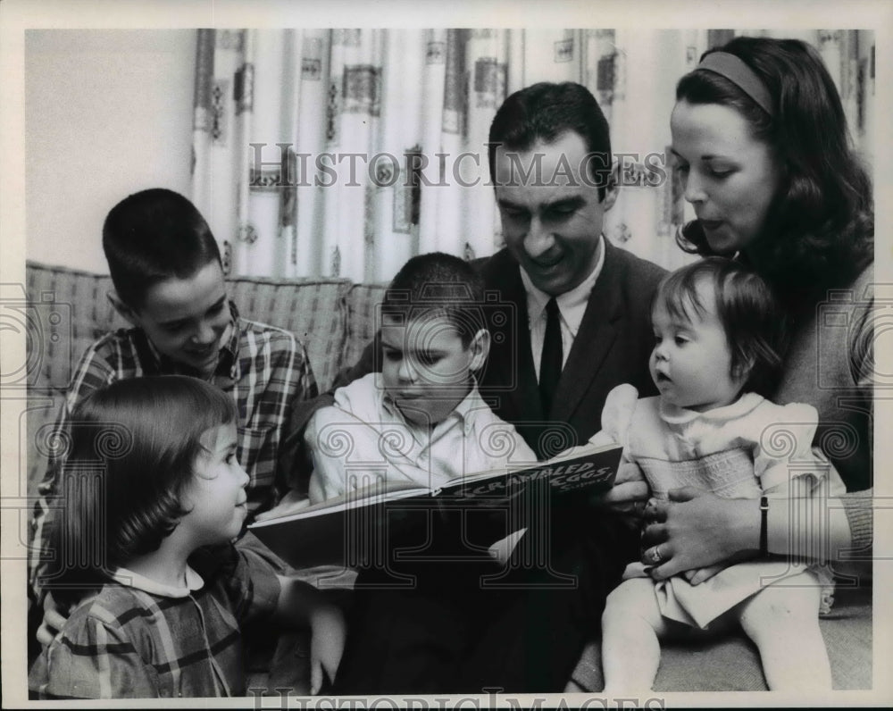 1966 Press Photo Coach of the week. Dick Fort &amp; Family, Shaw High- Historic Images