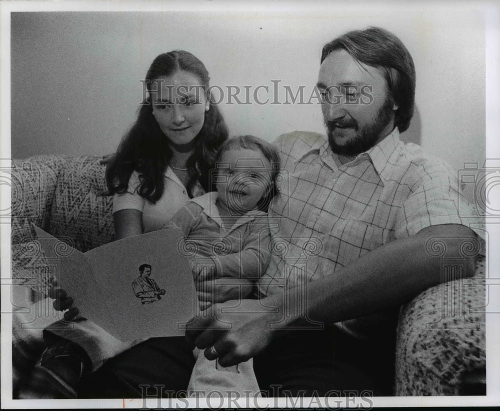 1977 Press Photo John Hay Hi Track Coach Randy Farley, son Michael, wife Cynthia- Historic Images