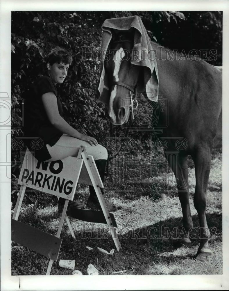 1986 Press Photo Victoria Watters of Cincinniti parks her self ad her horse- Historic Images