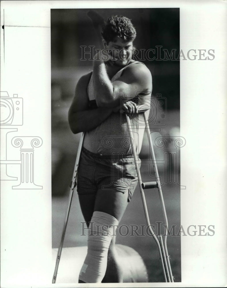 1985 Press Photo Mike Babb on crutches at today practice - cvb64928- Historic Images