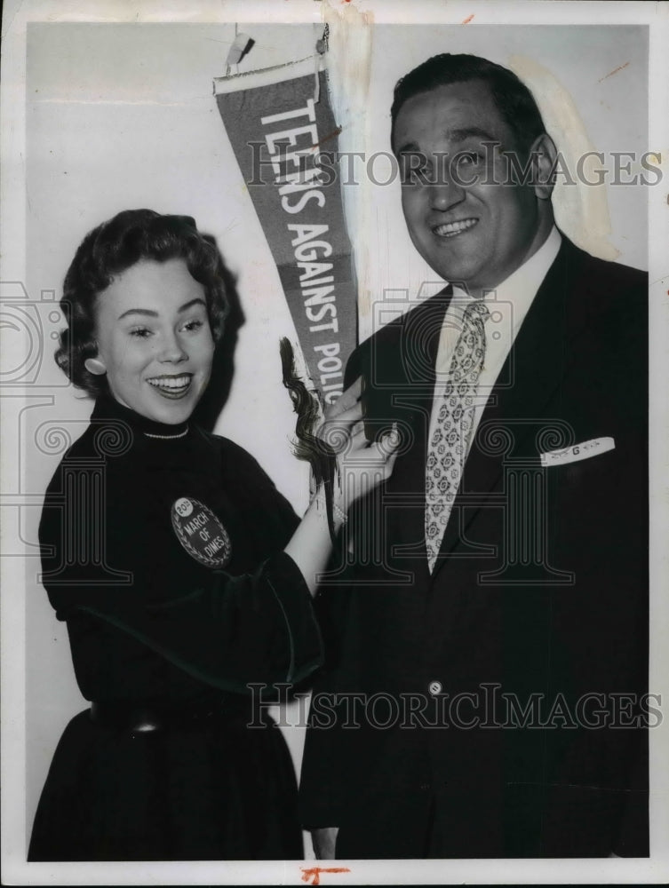 1966 Press Photo Patty Hicks of Minneapolis Minn. pins Lou Groza of the Browns- Historic Images