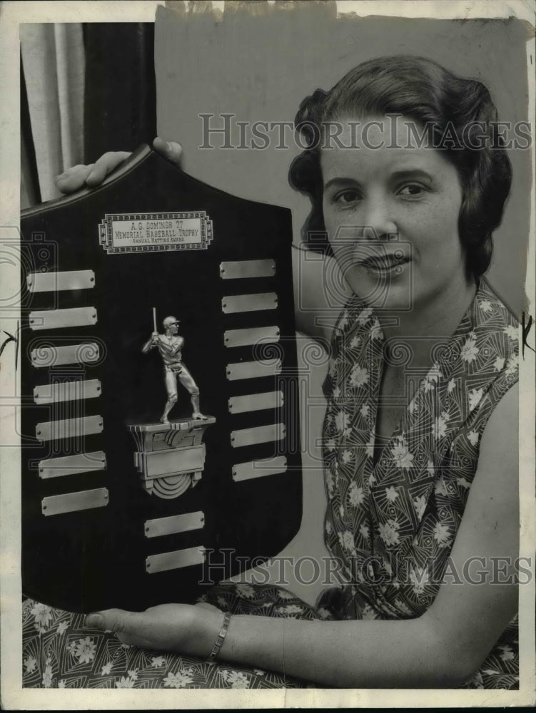 1933 Press Photo Marian Searle with the A.G, Comings Memorial Baseball Trophy- Historic Images