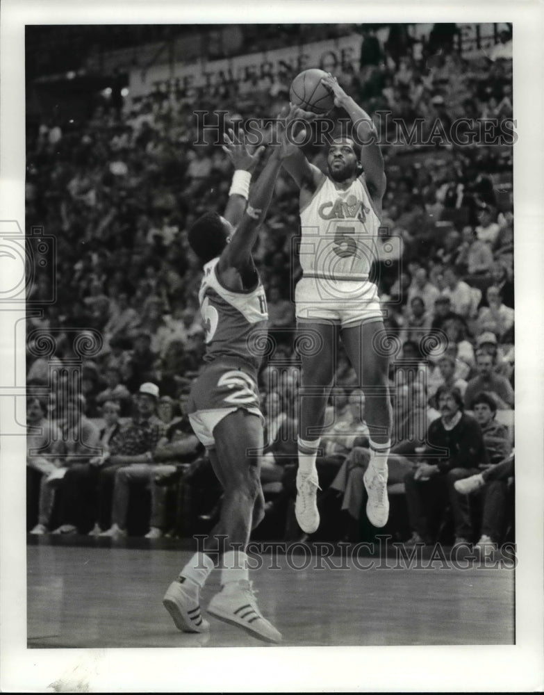 1985 Press Photo Cavs V Atlanta Eddy Johnson and John Bagley 1st quarter- Historic Images