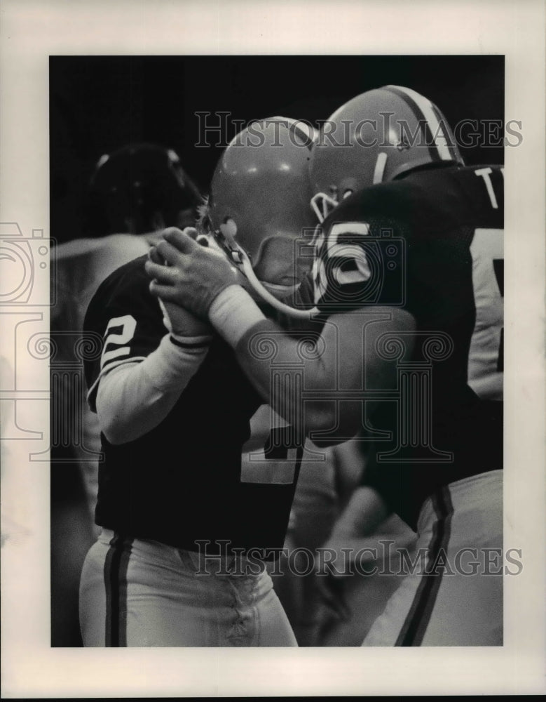 Press Photo Jerry Kauricx Touches Helmets with Ralph Tamm - cvb65249- Historic Images