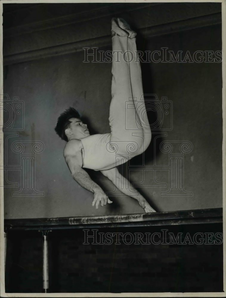 1949 Press Photo Joe Kotys, Kent State gymnastics.- Historic Images