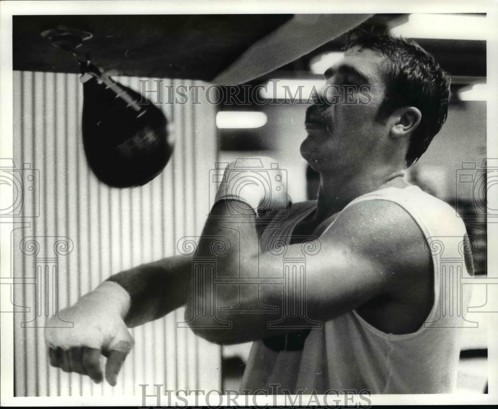 1983 Press Photo Jerry Coetzee working on the speed bag. - cvb65452- Historic Images