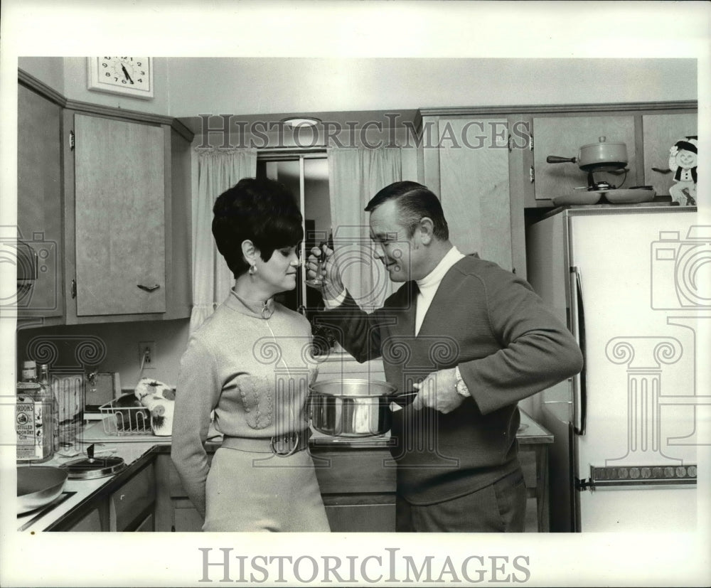 Press Photo Baseball player Earl Weaver offers wife taste of spaghetti sauce- Historic Images