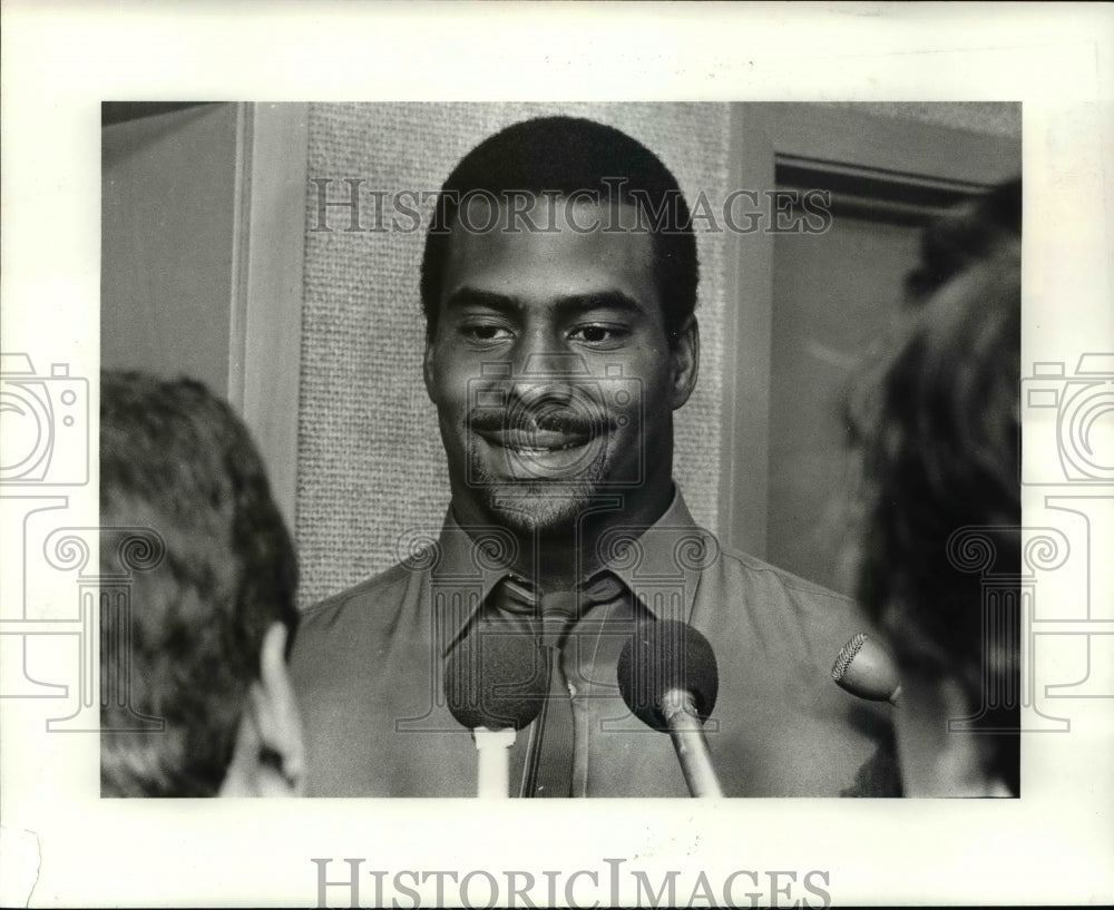 1985 Press Photo Chip Banks meeting with Art Modell just after meetin- Historic Images