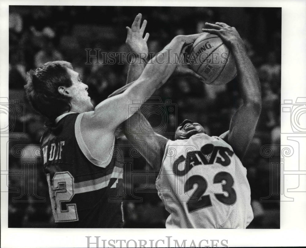 Press Photo Basketball action scene - cvb65616- Historic Images