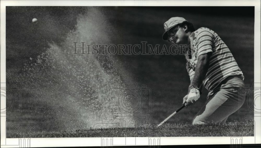 Press Photo Rocky Miller gets out of sand trap on his way to victory in Ohio- Historic Images