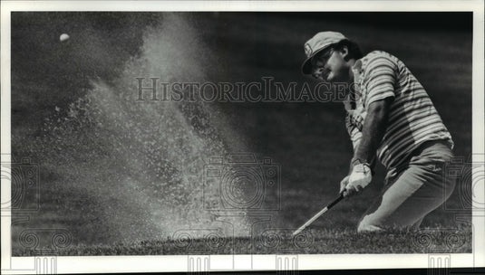 Press Photo Rocky Miller gets out of sand trap on his way to victory in Ohio- Historic Images