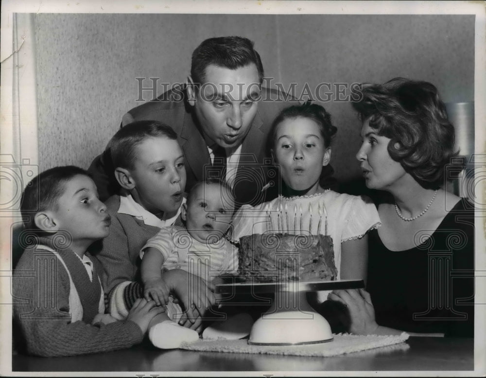 1962 Press Photo Lou Groza with wife Jackie and children on his birthday cake- Historic Images