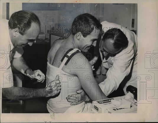 1965 Press Photo Frank Ryan being attended to by Doctors Ippolito & Kovack- Historic Images