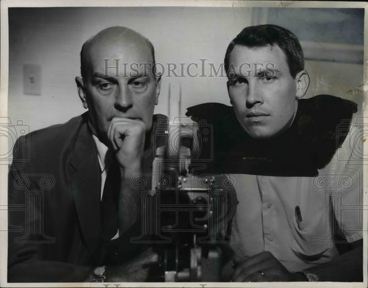 1962 Press Photo Coach Paul Brown & quarterback Frank Ryan study game movies- Historic Images