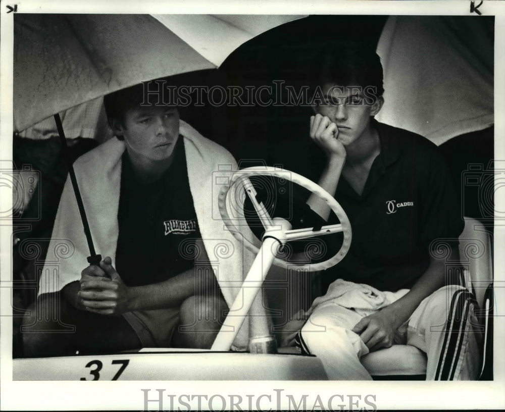 1986 Press PhotoL-R: Caddies John Mooney of Lyndhurst & Tod Brinkman of Mayfield- Historic Images