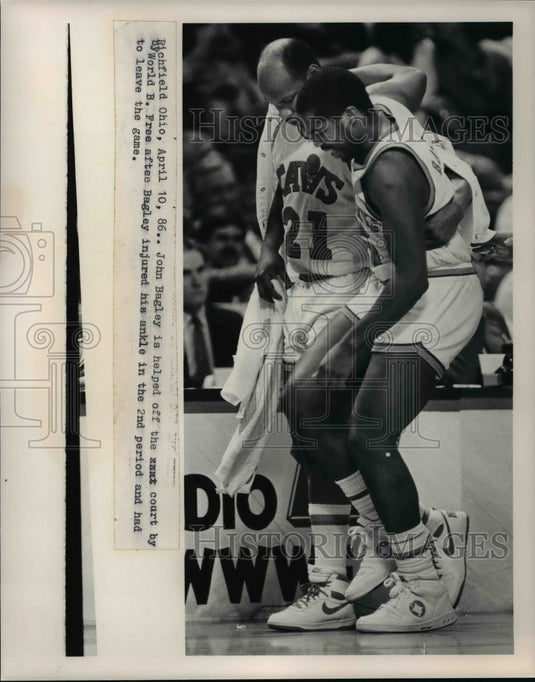 1986 Press Photo Richfield Ohio-John Bagley helped off court by World Be Free.- Historic Images