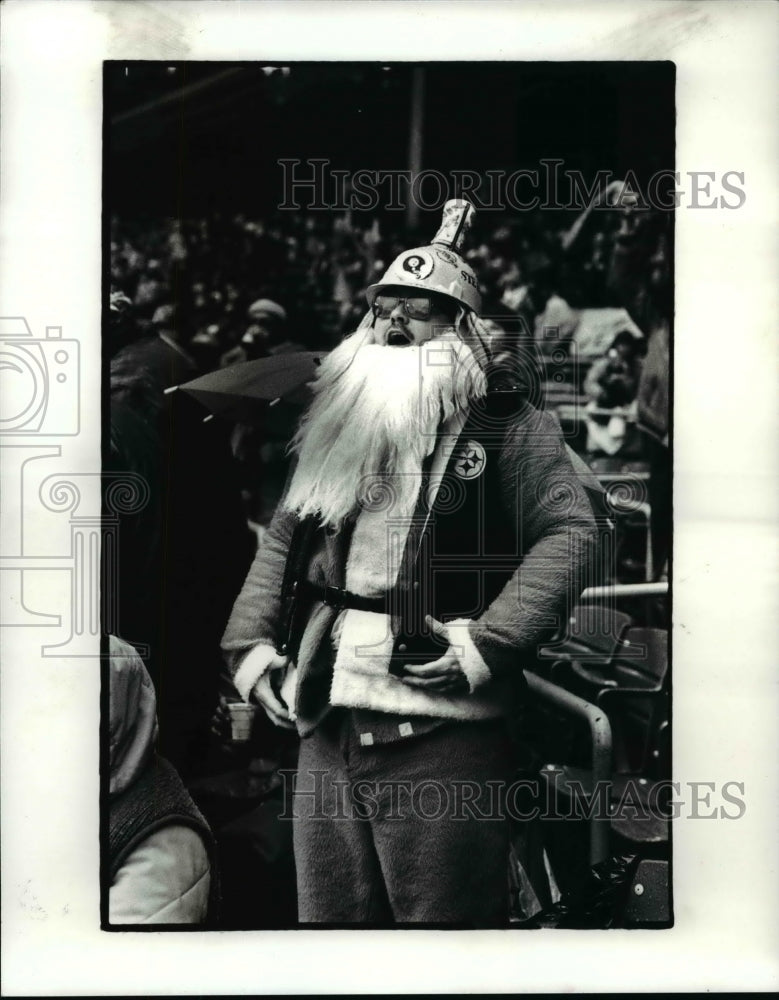 1982 Press Photo Tim Dougherty, of Mars, PA., cheers the Steelers on- Historic Images