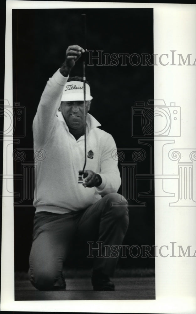 Press Photo Harry Toscano lines up putt at U.S. Open Golf Championship.- Historic Images