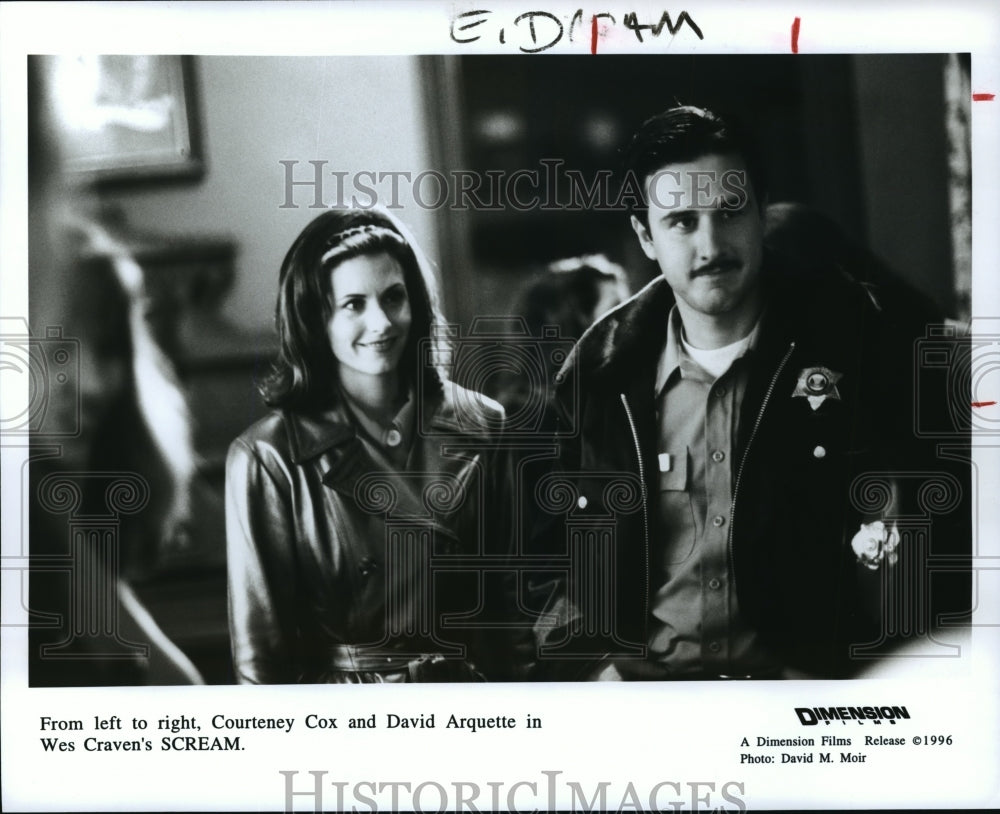 1996 Press Photo Courtney Cox and David Arquette in Wes Craven&#39;s Scream- Historic Images