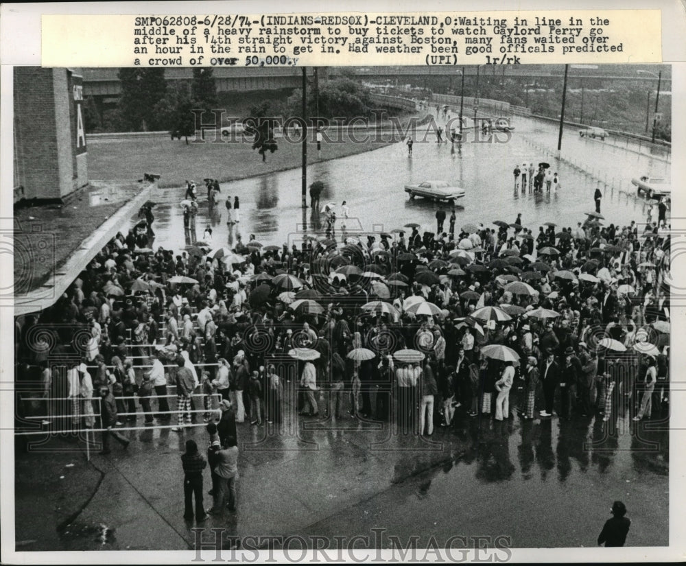 1924 Press Photo Crowd in Rain Buys Tickets To Watch Gaylord Perry of Indians- Historic Images