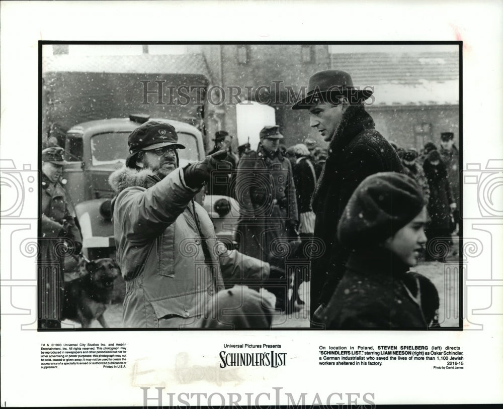 1993 Press Photo Steven Spielberg Directs Schindler&#39;s List with Liam Neeson- Historic Images