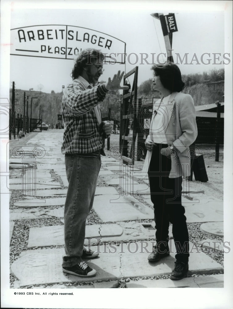 Load image into Gallery viewer, 1993 Press Photo Connie Chung &amp; Steven Spielberg in Eye to Eye with Connie Chung
